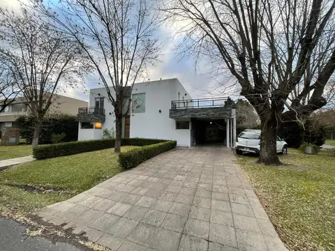 Casa 6 ambientes con 4 baños