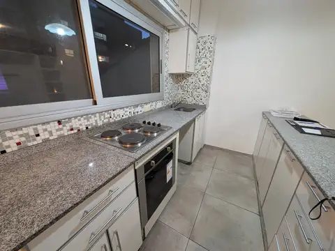 Alquiler  2 AMBIENTES    Frente Balcón  Amplia TERRAZA PROPIA C/PARRILLA  en piso superior BAUNES al 1800