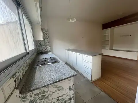 Alquiler  2 AMBIENTES    Frente Balcón  Amplia TERRAZA PROPIA C/PARRILLA  en piso superior BAUNES al 1800