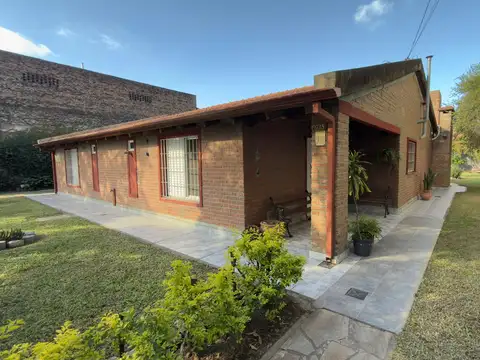 Casa 4 dormitorios con gran terreno y pileta sobre Av. Peñaloza