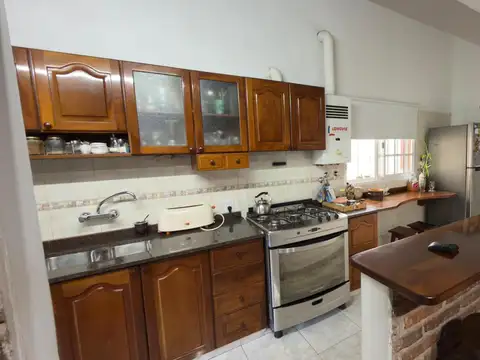 Casa 6 ambientes con 2 baños