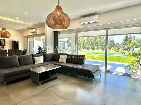 Casa en Venta con 2 cocheras