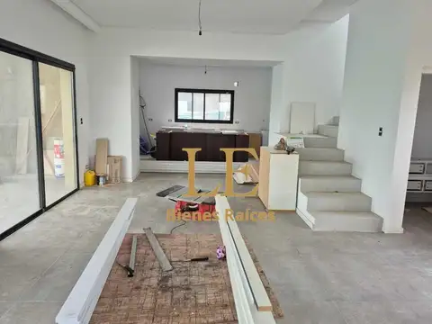 Casa 4 ambientes con 3 baños