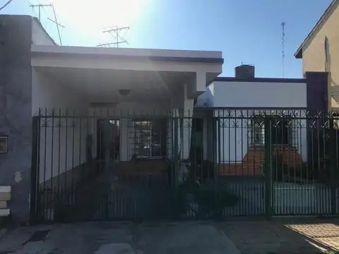 CASA 2 DORMITORIOS GARAGE PARA 2 AUTOS y PATIO CON QUINCHO 