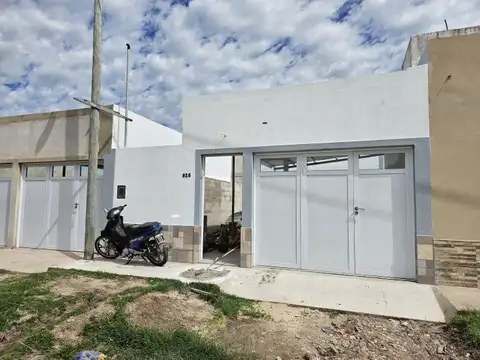 Casa de 3 dormitorios, 3 baños, con patio y cochera! Berutti y Montecaseros