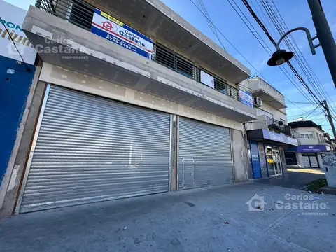 Local con Entrada Para Camiones, con Fondo, Jardín, Ascensor, Patio y Oficinas