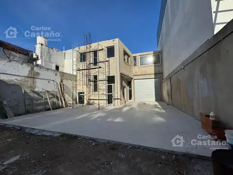 Local con Entrada Para Camiones, con Fondo, Jardín, Ascensor, Patio y Oficinas