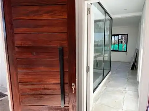 Casa en Alquiler con 2 cocheras