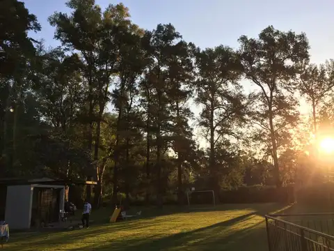 CASA QUINTA - BARRIO ROBLES DEL MONARCA - 2.505 M2 DE TERRENO - PILETA DE NATACIÓN