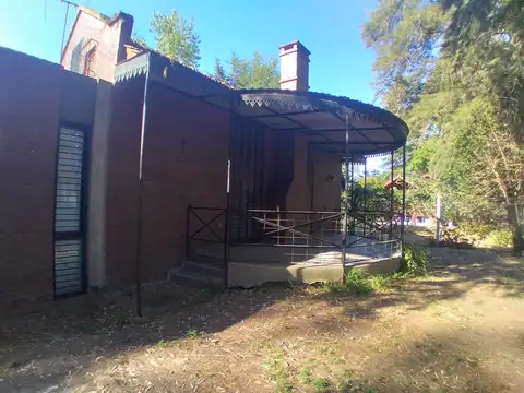 CASA QUINTA - BARRIO ROBLES DEL MONARCA - 2.505 M2 DE TERRENO - PILETA DE NATACIÓN  