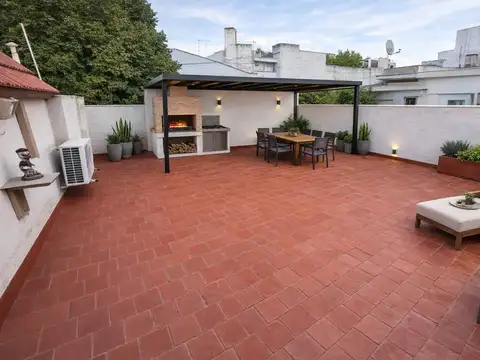 Casa 4 ambientes con cochera y terraza, muy luminosa.