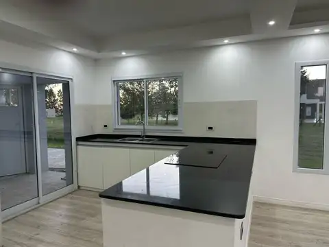 Casa 4 ambientes con 2 baños