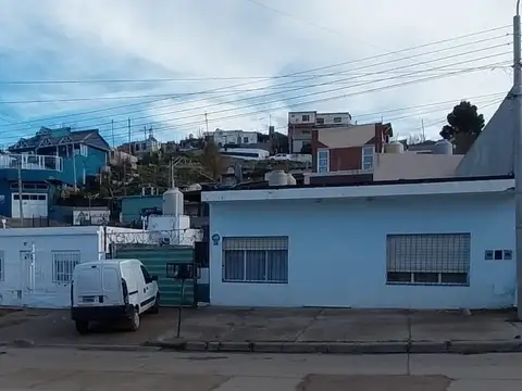 CASA + 2 DEPARTAMENTOS OPCION LOCAL COMERCIAL