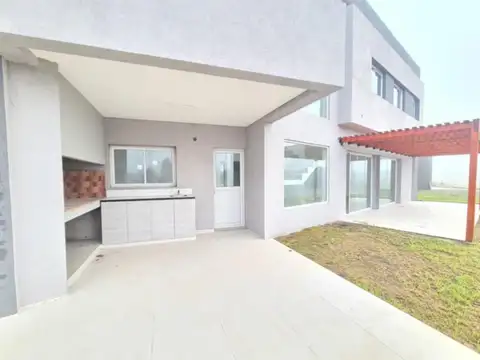 Casa 4 ambientes con 3 baños