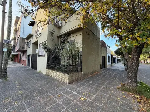 CASA CINCO AMBIENTES, EN VENTA. MORON NORTE