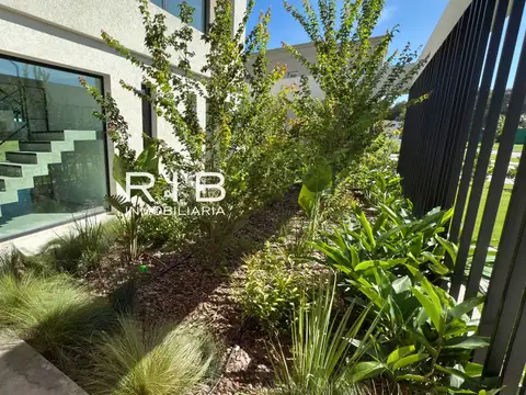 Casa 6 ambientes con 5 baños