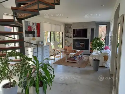 Moderna casa de dos plantas en San Rafael 