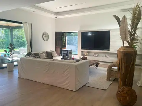 Casa en Venta con 5 cocheras