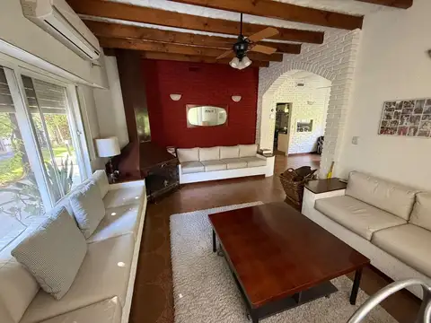 Casa 4 ambientes con 2 baños