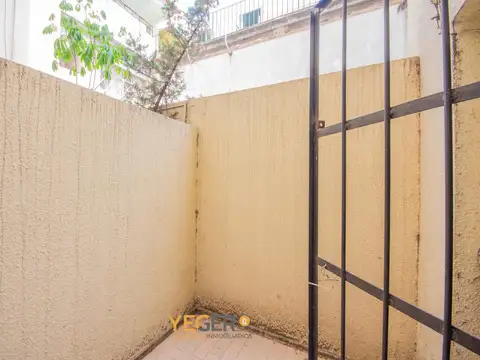 Local comercial libre sin columnas con mucha vereda