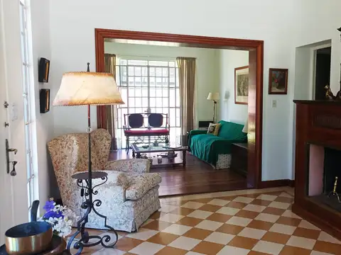 Chalet de estilo de Av Libertador al río