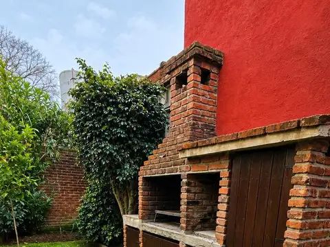 Solida Casa de 3 ambientes con Escritorio y Jardin en Venta. Olivos