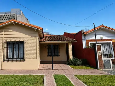 Solida Casa de 3 ambientes con Escritorio y Jardin en Venta. Olivos