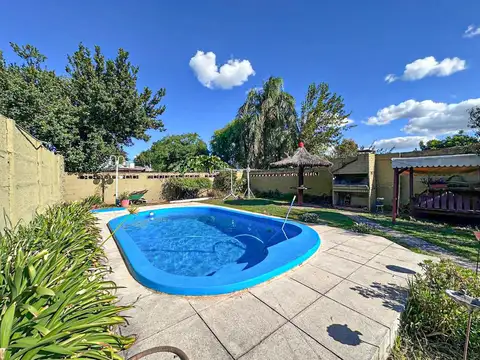 VENTA - Casa de dos dormitorios en Villa Gobernador Gálvez con jardín y piscina.-