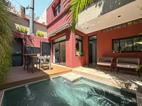 Casa de 4 dormitorios de pasillo con pileta y parrillero