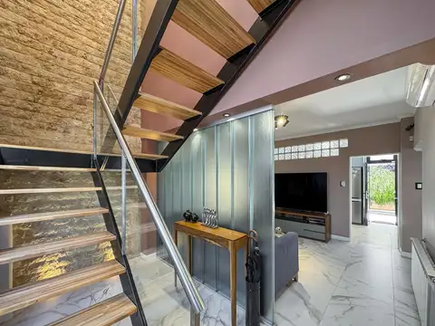 Casa de 4 dormitorios de pasillo con pileta y parrillero