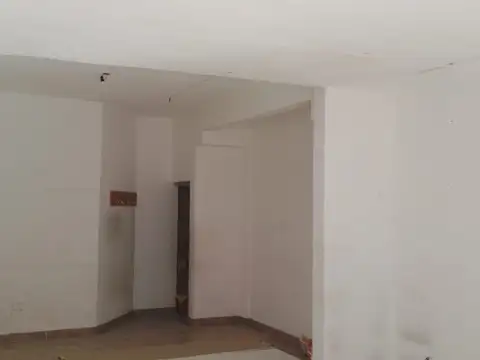 LOCAL  AV ROSALES  1415  CUADRA  COMERCIAL  .  UNICO LOCAL DESOCUPADO EN LA CUADRA