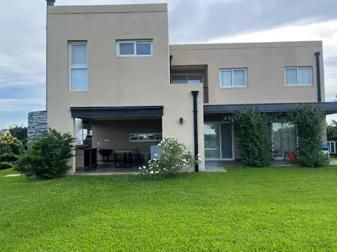 Casa en venta - 4 Dormitorios 6 Baños - 819Mts2 - Escobar