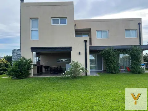 Casa en venta - 4 Dormitorios 6 Baños - 819Mts2 - Escobar
