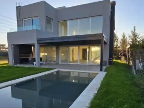 Casa 6 ambientes con 4 baños