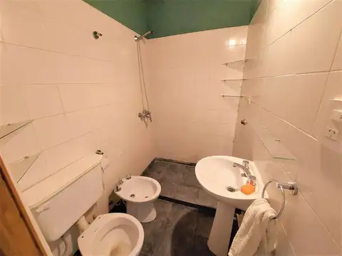 1ro de mayo 3300, monoambiente, al frente, planta baja.