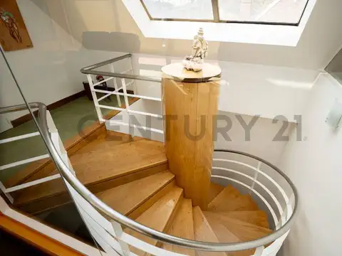 Casa 8 ambientes con 5 baños