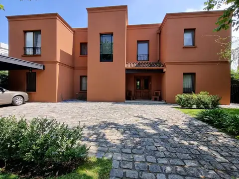 Casa en Alquiler en Loma Verde, USD 2.200