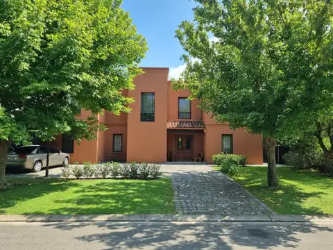 Casa en Alquiler con 5 cocheras