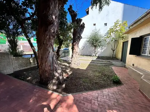 Casa 6 ambientes con 2 baños