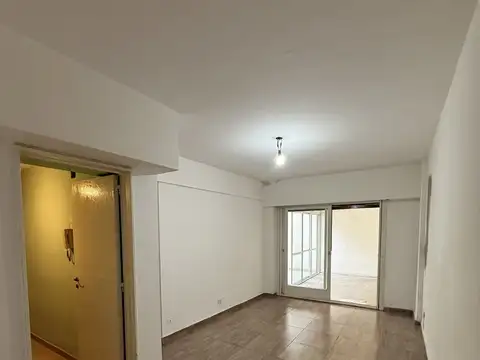 Dpto 3 amb, planta baja fondo con gran patio, cocina amplia, lavadero cub. foco comercial AV San Martin 