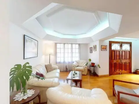 Casa 6 ambientes con 4 baños