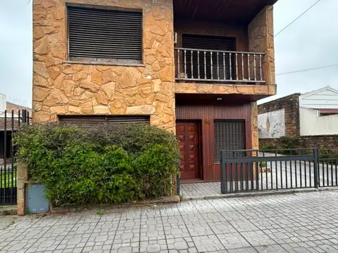 VENTA CASA 4AMBIENTES DEPOSITO COCHERAS V. MADERO
