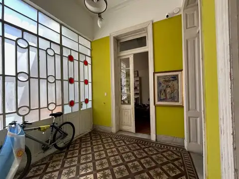 ALGO DISTINTO, MUY AMPLIO. IDEAL FAMILIA O ESTUDIO