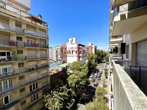 TEMPORADA 2027 - 1 Amb a la calle con balcón