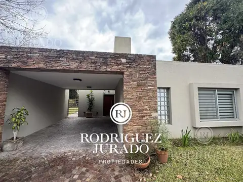 Casa De Primera Calidad En Barrio Cerrado, Bajas Expensas