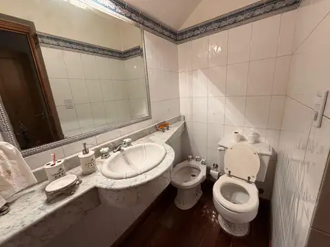 Casa 8 ambientes con 3 baños