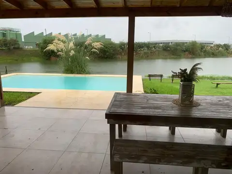 Casa en Alquiler a la laguna amoblada con pileta