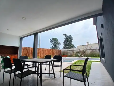 Casa 4 ambientes con 2 baños