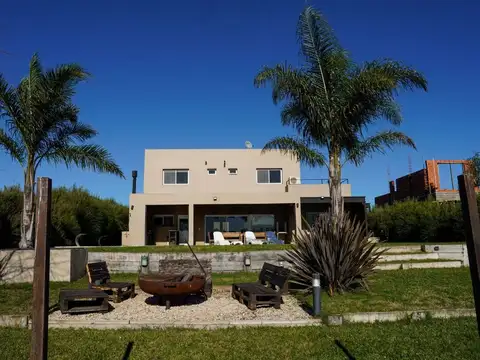 Casa 6 ambientes con 5 baños