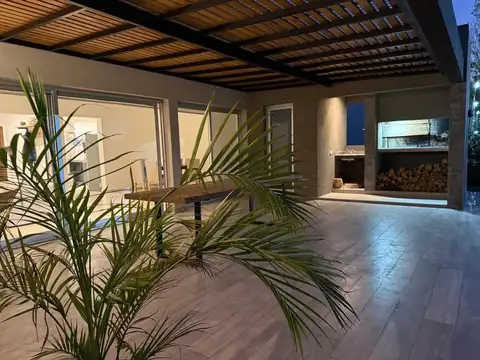 Casa en Alquiler con 6 cocheras